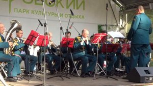 В Перовском парке играет духовой оркестр Московского высшего общевойскового командного училища