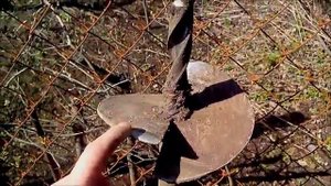 Бур для сверления отверстий в земле
