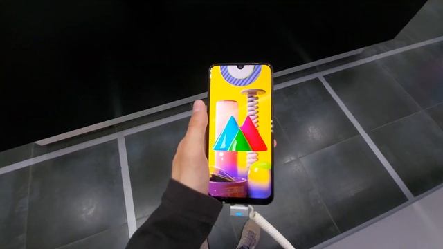 М-СЕРИЯ SAMSUNG. С ЧЕМ ЕЁ ЕДЯТ? смотреть онлайн