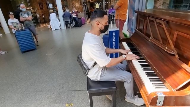 I played INTERSTELLAR on public piano... смотреть онлайн