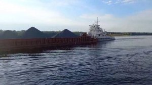 Буксир с баржой.Перевозка щебня.