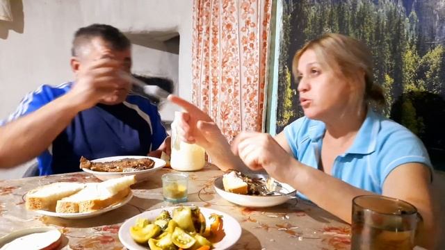 МУКБАНГ - ЖРЁМ С ЖЕНОЙ - Жареная рыба - ЗЕЛЕНЫЕ ПОМИДОРЫ ?