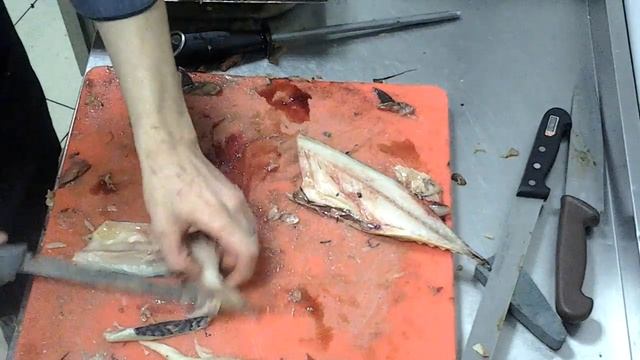 Как быстро разделать скумбрию