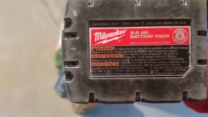 Makita  с батареей Milwaukee.