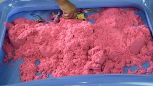 Аня находит сюрпризы в кинетическом песке. Двухлетняя девочка играет с кинетическим песком Play San