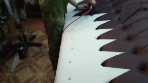 Как сделать каретную стяжку из отдельных кусочков материала. На примере спинки клубного дивана.