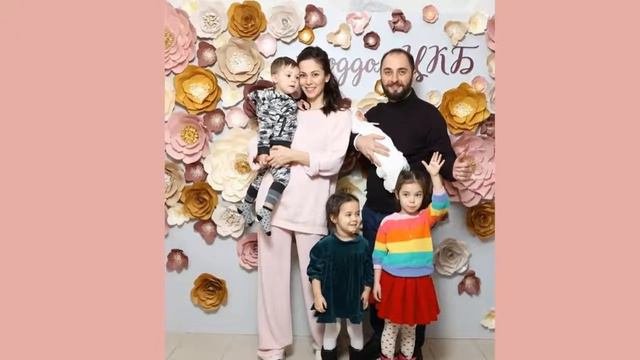 Юморист Демис Карибидис стал отцом в четвертый раз
