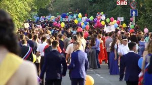 Розовые волосы, мини-юбки и откровенные декольте: чем удивили выпускницы -2016