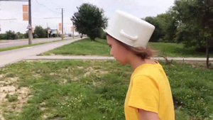 Просто Жесть!!! С кастрюлей на голове по супермаркету!