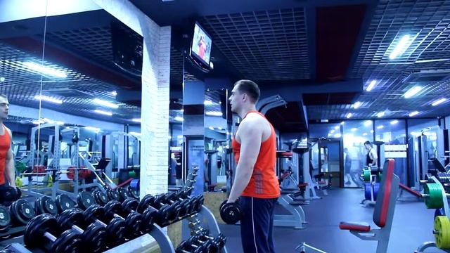 Подъем гантелей перед собой стоя. Техника выполнения упражнения.