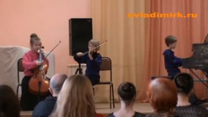 Ходила Младёшенька по борочку,Лопнул обруч