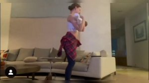 Лиза Арзамасова занимается с сыном гимнастикой