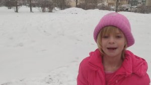 Раечка и Валерка кормят птиц зимой в Простоквашино .