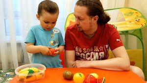 Режем овощи и фрукты на липучках, учим названия.
