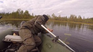 РЫБАЧИМ ВЫХОДНЫЕ НА ЛЕСНОМ ОЗЕРЕ КАРЕЛИИ.