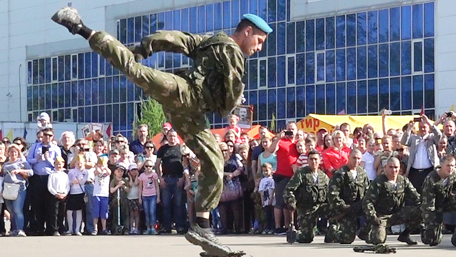 Просто десант. Показательные выступления ВДВ. Показательные выступления ВДВ спецназ. ВДВ ура. ВДВ выступления парк Патриот.