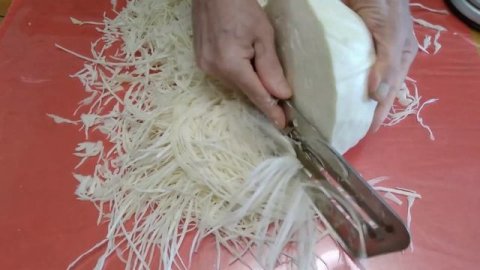 Квашеная капуста с семенами укропа.