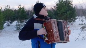 Снег летит и летит.