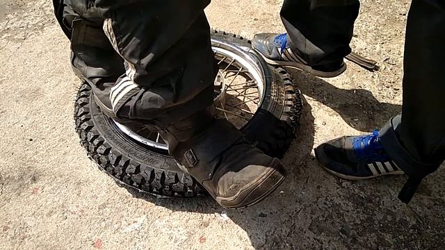 Как одеть резину на диск мотоцикла? смотреть онлайн