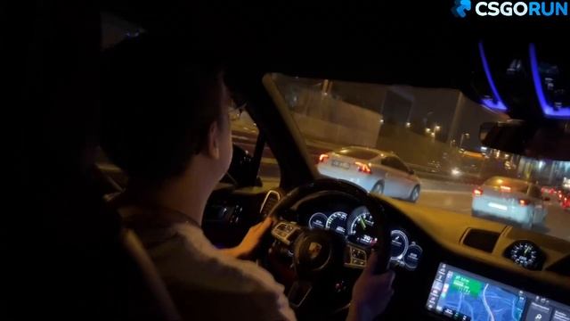 Сидит на коленках и смущает Строго смотреть онлайн