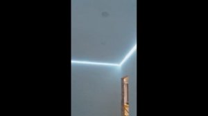 Парящий натяжной потолок в спальне