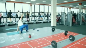 Круговая тренировка в тренажерном зале для мужчин