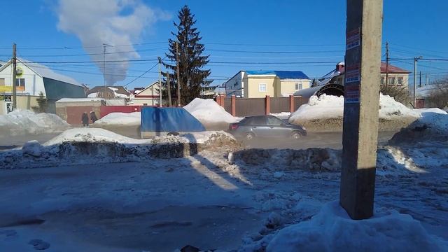 В Самаре на улице Промышленности уже несколько дней течет вода