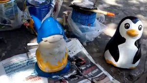 Красим пингвина и гномика сделаных из цемента