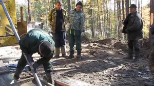 работа буровой бригады , геолога и геофизика