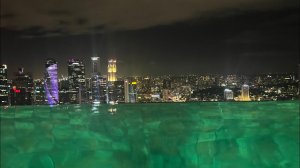 #33 Бесплатные вечерние шоу Сингапура. Вечер в бассейне отеля Marina bay sands. Нам подарили торт.
