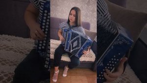 Девушка красиво играет на гармони