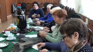 Активистки Совета ветеранов вяжут шерстяные носки для солдат