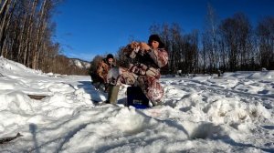 ГОРНАЯ РЫБАЛКА ЗИМОЙ. Ленки озверели клюют как бешеные. Зимняя рыбалка на Амуре.