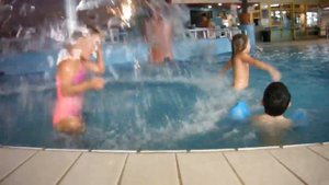 Swimming pool: Floris, Anna and Sofia В бассейне с подружками