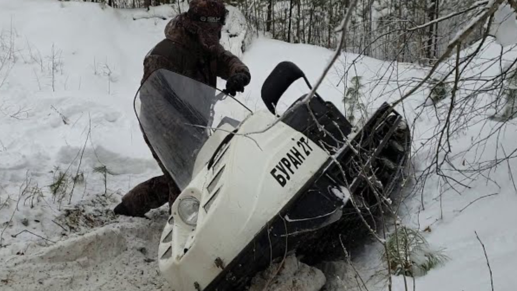 Российский снегоход буран.