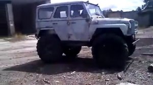 Уаз на шинах низкого давления по бревнам
