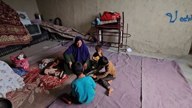 Documentary on the life of a nomadic father and daughter: Farzandan Gham. смотреть онлайн