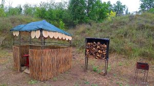 Сделал забор из камыша. Украшаю Хижину деревянным панно. Кормушки для птиц и скворечник.