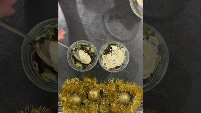 Салат с копчёной курицей и черносливом