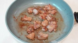 Теплый салат с куриной печенью и рукколой