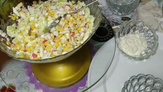 Салат из крабовых палочек.Такой сочный и вкусный, улетает первым со стола! Как приготовить