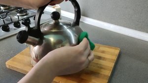 Супер СПОСОБ Как ПОЧИСТИТЬ ЧАЙНИК//Чистим Чайник копеечным СРЕДСТВОМ