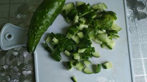 Салат из огурцов с укропом и соевым соусом