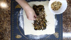 ШТРУДЕЛЬ СО СЛИВОЙ И ГРЕЦКИМ ОРЕХОМ из слоеного теста