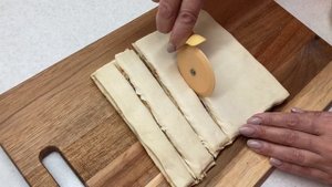 Сырные палочки из слоеного теста. Отличный перекус или быстрый завтрак. Просто, сытно, вкусно.