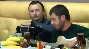 Вахид Аюбов на гитаре!!очень красиво поет1