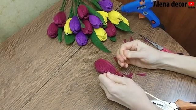 ? Тюльпаны своими руками из гофрированной бумаги с конфетой внутри к 8 марта