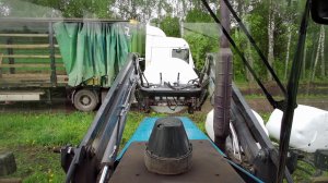 Работа грейферных вил при отгрузке сенажа