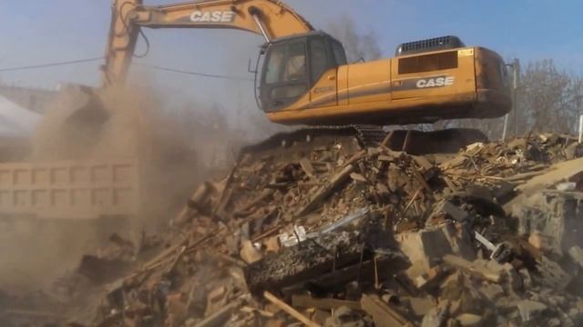 Гусеничный экскаватор CASE 330CX в работе
