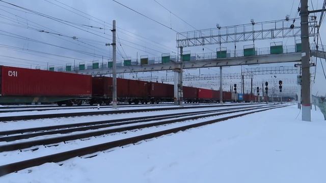 Электровоз ВЛ10К-883 с контейнерным поездом, электропоезд ЭР2Р-7024 станция Куровская 30.01.2021 смотреть онлайн